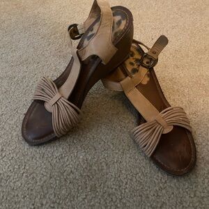 Bare traps wedge sandals